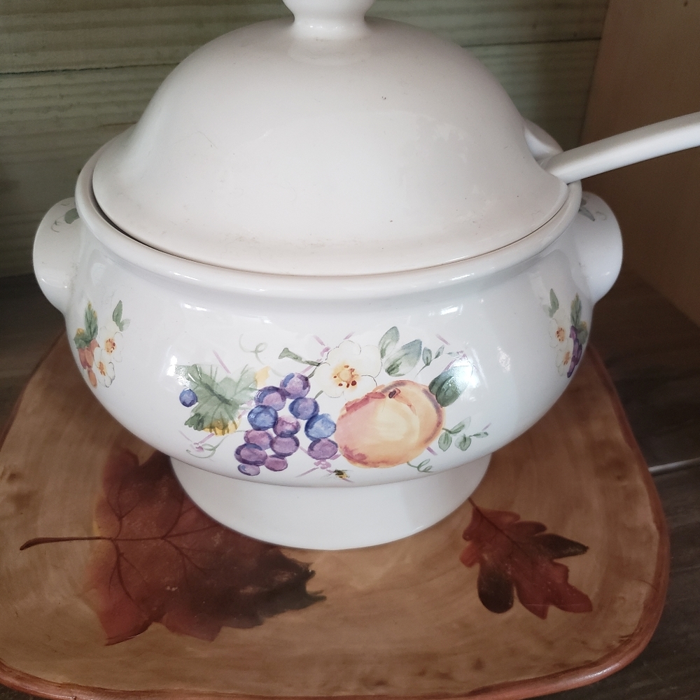 Pfaltzgraff Orchard soup tureen